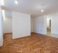 NA PREDAJ štýlový byt v centre Nitry  - Interiér s podlahou s dreveným dekorom a prázdnymi stenami v 3-izbovom byte.