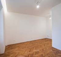 NA PREDAJ štýlový byt v centre Nitry  - Interiér 3-izbového bytu s podlahou s dreveným dekorom, presvetlený priestor, sklenené tehličky.