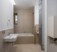 NA PREDAJ štýlový byt v centre Nitry  - Kúpeľňa s vaňou a kúrením v 3-izbovom byte s modernými prvkami.