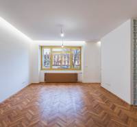 NA PREDAJ štýlový byt v centre Nitry  - Obývacia izba v 3-izbovom byte s oknom a podlahou s dreveným dekorom.