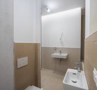 NA PREDAJ štýlový byt v centre Nitry  - Kúpeľňa s dvoma umývadlami a toaletou v 3-izbovom byte, dlažba v neutrálnych odtieňoch.