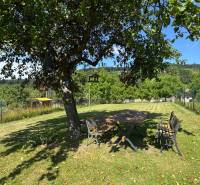 NA PREDAJ krásny pozemok pre váš nový Dom alebo Chalupu - Záhrada v Novej Bani s lavičkou a stolom na pozemkoch pre bývanie.