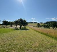 NA PREDAJ krásny pozemok pre váš nový Dom alebo Chalupu - Kopcovité pozemky na bývanie pri Novej Bani s trávou a slnečným počasím.