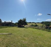 NA PREDAJ krásny pozemok pre váš nový Dom alebo Chalupu - Rozľahlé pozemky na bývanie v Novej Bani s výhľadom na zelené polia a stromy.