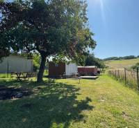 NA PREDAJ krásny pozemok pre váš nový Dom alebo Chalupu - Pozemok v Novej Bani s altánkom, ohniskom a trávnatou plochou, ideálny na bývanie.