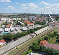 NA PRENÁJOM skladové priestory - areál v centre Nitry - Výhľad na autobusovú a vlakovú stanicu v Nitre na Železničiarskej, obklopené zeleňou.