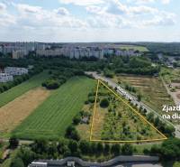 NA PREDAJ pozemky na výstavbu bytoviek Nitra - Pozemky - bývanie v Nitre, Klokočina, s výhľadom na okolité bytovky a zeleň.