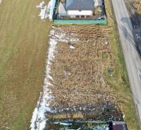 NA PREDAJ Stavebný pozemok v obci Golianovo - Pozemky na bývanie v Golianove, pri ceste vedľa rodinného domu.