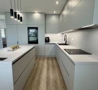 NA PREDAJ 4 izbový rodinný dom Štitáre NITRA - Sivá kuchyňa s ostrouhom, podlaha s dreveným dekorom, zabudované spotrebiče v Rodinnom dome.