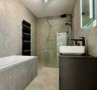 NA PREDAJ 4 izbový rodinný dom Štitáre NITRA - Kúpeľňa s vaňou a sprchou v rodinnom dome s čiernymi doplnkami.