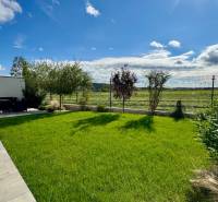 NA PREDAJ 4 izbový rodinný dom Štitáre NITRA - Rodinný dom v Štitároch s terasou, záhradou a výhľadom na okolitú krajinu.