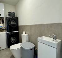 NA PREDAJ 4 izbový rodinný dom Štitáre NITRA - Kúpeľňa v rodinnom dome s práčkou, umývadlom, kotlom a úložnými priestormi.