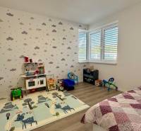 NA PREDAJ 4 izbový rodinný dom Štitáre NITRA - Detská izba s hračkami, dekoračné tapety a podlaha s dreveným dekorom v rodinnom dome.