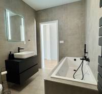 NA PREDAJ 4 izbový rodinný dom Štitáre NITRA - Kúpeľňa v rodinnom dome s vaňou, umývadlom a decentnými sivými obkladmi.