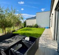 NA PREDAJ 4 izbový rodinný dom Štitáre NITRA - Záhrada rodinného domu v Štitároch s terasou a záhradným nábytkom.