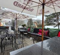 ODSTÚPENIE Gastro prevádzky na Námestí v Nitre - Gastro priestory na Svätoplukovom námestí v Nitre, terasa so stolmi a slnečníkmi.