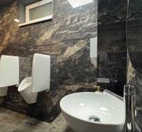 ODSTÚPENIE Gastro prevádzky na Námestí v Nitre - Toaleta s mramorovými stenami a umývadlom v gastro priestoroch.