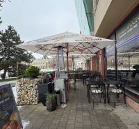 ODSTÚPENIE Gastro prevádzky na Námestí v Nitre - Gastro priestory na Svätoplukovom námestí v Nitre so zimnou záhradou a vonkajším sedením.