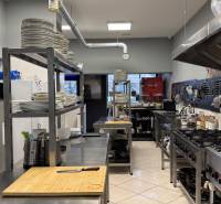 ODSTÚPENIE Gastro prevádzky na Námestí v Nitre - Profesionálna kuchyňa s nerezovými pultmi a sporáky v gastro priestoroch.