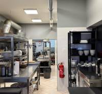 ODSTÚPENIE Gastro prevádzky na Námestí v Nitre - Profesionálna kuchyňa v gastro priestoroch s vybavením a porcelánovými taniermi.