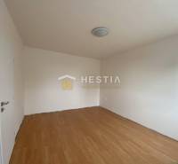 NA PRENÁJOM zrekonštruovaný 1-IZB.BYT, Štefánikova ul., Senica - Prázdna miestnosť v 1-izbovom byte s podlahou s dreveným dekorom a stropným svietidlom.