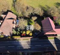 Zaujímavý rodinný dom s veľkým pozemkom, krásnou záhradou a bohatým pr - Letecký pohľad na záhradu a rodinný dom v Lietave pri ceste.