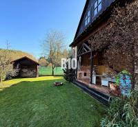 Zaujímavý rodinný dom s veľkým pozemkom, krásnou záhradou a bohatým pr - Rodinný dom v Lietave s rozsiahlym záhradným dvorom a altánkom na drevo.