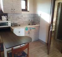 Apartmánový dom na predaj blízko termálneho kúpaliska - Kompaktná kuchyňa s chladničkou a mikrovlnkou na ulici neuvedené, vedľa obchodné priestory.