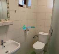 Apartmánový dom na predaj blízko termálneho kúpaliska - Kúpeľňa s umývadlom, toaletou a sprchovým kútom, kvalitné Obchodné priestory na ulici neuvedené.