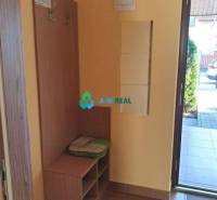 Apartmánový dom na predaj blízko termálneho kúpaliska - Chodba na ulici neuvedené, drevený nábytok, prístup k Obchodným priestorom cez sklenené dvere.