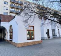 DUNASJKÁ STREDA – OBCHODNÝ PRIESTOR PRIAMO V CENTRE MESTA - Obchodné priestory na Námestí Ármina Vámbéryho v Dunajskej Strede s dlažobnými kockami.