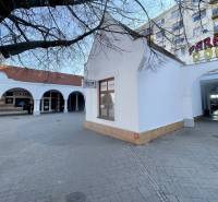 DUNASJKÁ STREDA – OBCHODNÝ PRIESTOR PRIAMO V CENTRE MESTA - Obchodné priestory na Námestí Ármina Vámbéryho v Dunajskej Strede s arkádami a stromami.