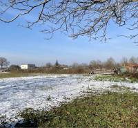 VRAKÚŇ – STARÝ RODINNÝ DOM NA PREDAJ S VEĽKÝM POZEMKOM - 24 ÁROV - Zimná krajina vo Vrakúni so snehom na neznámej ulici a zopár vidieckych stavieb.