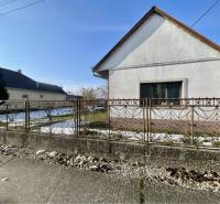 VRAKÚŇ – STARÝ RODINNÝ DOM NA PREDAJ S VEĽKÝM POZEMKOM - 24 ÁROV - Rodinný dom vo Vrakúni s bielou fasádou a kovovým plotom, mierne zasnežený dvor.