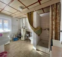 VRAKÚŇ – STARÝ RODINNÝ DOM NA PREDAJ S VEĽKÝM POZEMKOM - 24 ÁROV - Kúpeľňa v rodinnom dome s umývadlom, vaňou, bojlerom a kachličkovou podlahou.