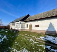 VRAKÚŇ –VEĽKÝ STAVEBNÝ POZEMOK (24 ÁROV) SO STARÝM RODINNÝM DOMOM NA P - Rodinný dom v obci Vrakúň s dvorom, trávnikom a zvyšným snehom, kategória Pozemky - bývanie.