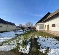 VRAKÚŇ –VEĽKÝ STAVEBNÝ POZEMOK (24 ÁROV) SO STARÝM RODINNÝM DOMOM NA P - Zasnežená záhrada rodinného domu vo Vrakúni. Jednoduchá architektúra na neuvedenej ulici.