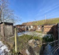 VRAKÚŇ –VEĽKÝ STAVEBNÝ POZEMOK (24 ÁROV) SO STARÝM RODINNÝM DOMOM NA P - Snežný dvor pri rodinnom dome vo Vrakúni s drevenou kôlňou obohnanou plotom.