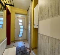 VKUSNÝ 4-IZBOVÝ RODINNÝ DOM S GARÁŽOU NA PREDAJ V OBCI TOPOĽNÍKY - Interiér rodinného domu s podlahou s dreveným dekorom, radiátorom a zrkadlom na stene.