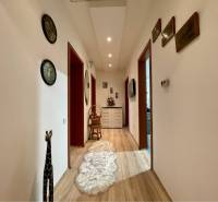 VKUSNÝ 4-IZBOVÝ RODINNÝ DOM S GARÁŽOU NA PREDAJ V OBCI TOPOĽNÍKY - Chodba v rodinnom dome s podlahou s dreveným dekorom, dekoráciami a zrkadlom.