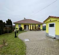 VKUSNÝ 4-IZBOVÝ RODINNÝ DOM S GARÁŽOU NA PREDAJ V OBCI TOPOĽNÍKY - Rodinný dom v Topoľníkoch s dvorom, upravenou záhradou a prístreškom na parkovanie.