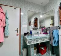 VKUSNÝ 4-IZBOVÝ RODINNÝ DOM S GARÁŽOU NA PREDAJ V OBCI TOPOĽNÍKY - Kúpeľňa v rodinnom dome s veľkým zrkadlom, uterákmi a toaletnými potrebami.