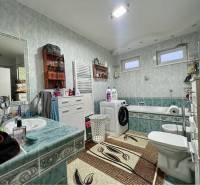 VKUSNÝ 4-IZBOVÝ RODINNÝ DOM S GARÁŽOU NA PREDAJ V OBCI TOPOĽNÍKY - Kúpeľňa s vaňou, práčkou a zelenými obkladmi v rodinnom dome.