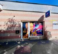 Obchodný priestor na prenájom v srdci Dunajskej Stredy - Obchodné priestory na Námestí Ármina Vámbéryho v Dunajskej Strede s reklamou klubu.