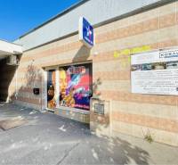 Obchodný priestor na prenájom v srdci Dunajskej Stredy - Exteriér obchodných priestorov na Námestí Ármina Vámbéryho v Dunajskej Strede.