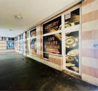 Obchodný priestor na prenájom v srdci Dunajskej Stredy - Obchodné priestory na Námestí Ármina Vámbéryho v Dunajskej Strede s reklamnými pútačmi.