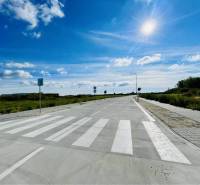 DUNAJSKÁ STREDA – SLNEČNÉ STAVEBNÉ POZEMKY NA PREDAJ V PROJEKTE VINICA - Slnkom zaliata cesta v Dunajskej Strede, pod Pozemkami - bývanie, bez áut a ľudí.