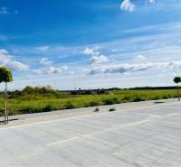 DUNAJSKÁ STREDA – SLNEČNÉ STAVEBNÉ POZEMKY NA PREDAJ V PROJEKTE VINICA - Pozemky - bývanie v Dunajskej Strede so spevnenou plochou a vysadenými stromami.