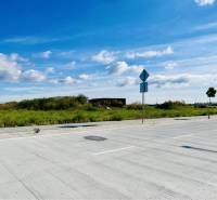 DUNAJSKÁ STREDA – SLNEČNÉ STAVEBNÉ POZEMKY NA PREDAJ V PROJEKTE VINICA - Parkovisko vedľa zelene na pozemkoch na bývanie v Dunajskej Strede.