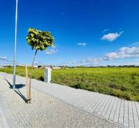 DUNAJSKÁ STREDA – SLNEČNÉ STAVEBNÉ POZEMKY NA PREDAJ V PROJEKTE VINICA - Slnečný pozemok v Dunajskej Strede s chodníkom a verejným osvetlením, určený na bývanie.